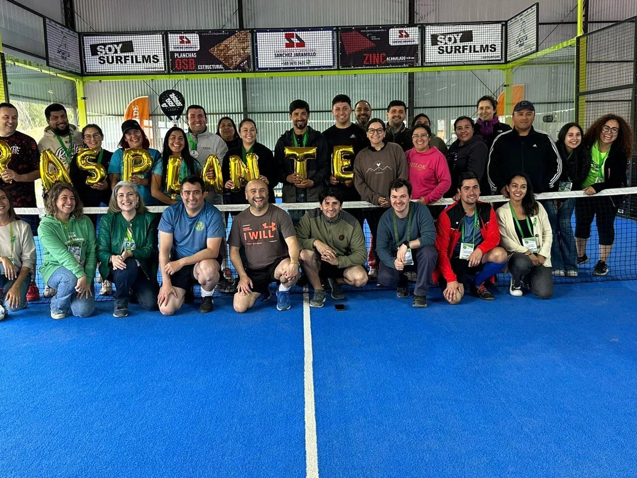 Grupo participante en una jornada de pádel en Club Bahía Sports
