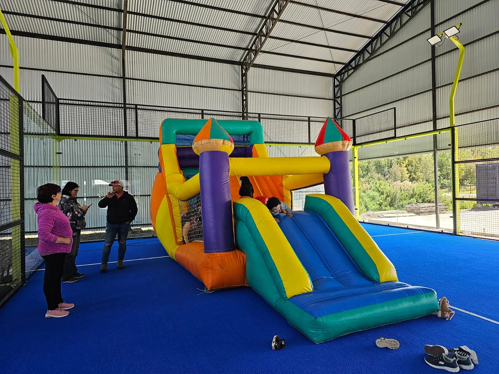Niños jugando durante una actividad en Club Bahía Sports