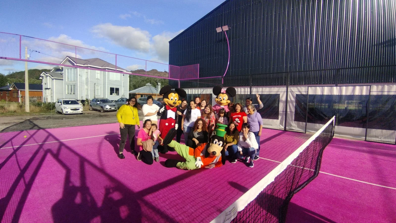 Fotografía de la copa en una actividad de Club Bahía Sports