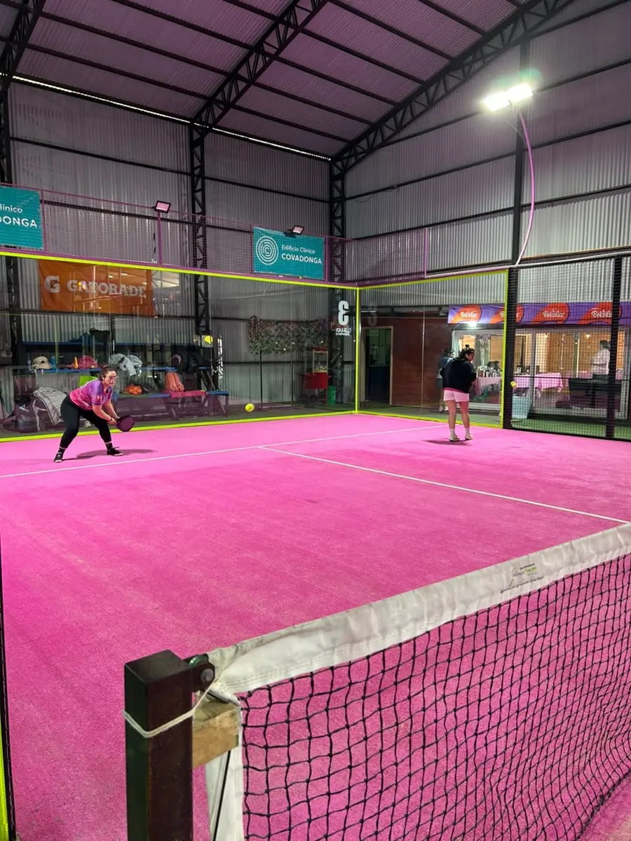 Jugadoras en una de las canchas rosadas de pádel de Club Bahía Sports