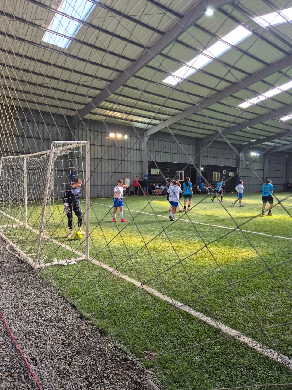 Partido de fútbol visto desde el arco en Club Bahía Sports