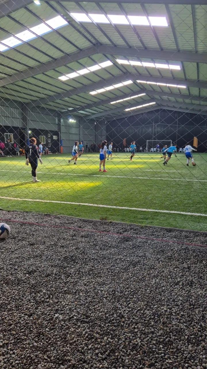 Encuentro de fútbol en la cancha techada de Club Bahía Sports