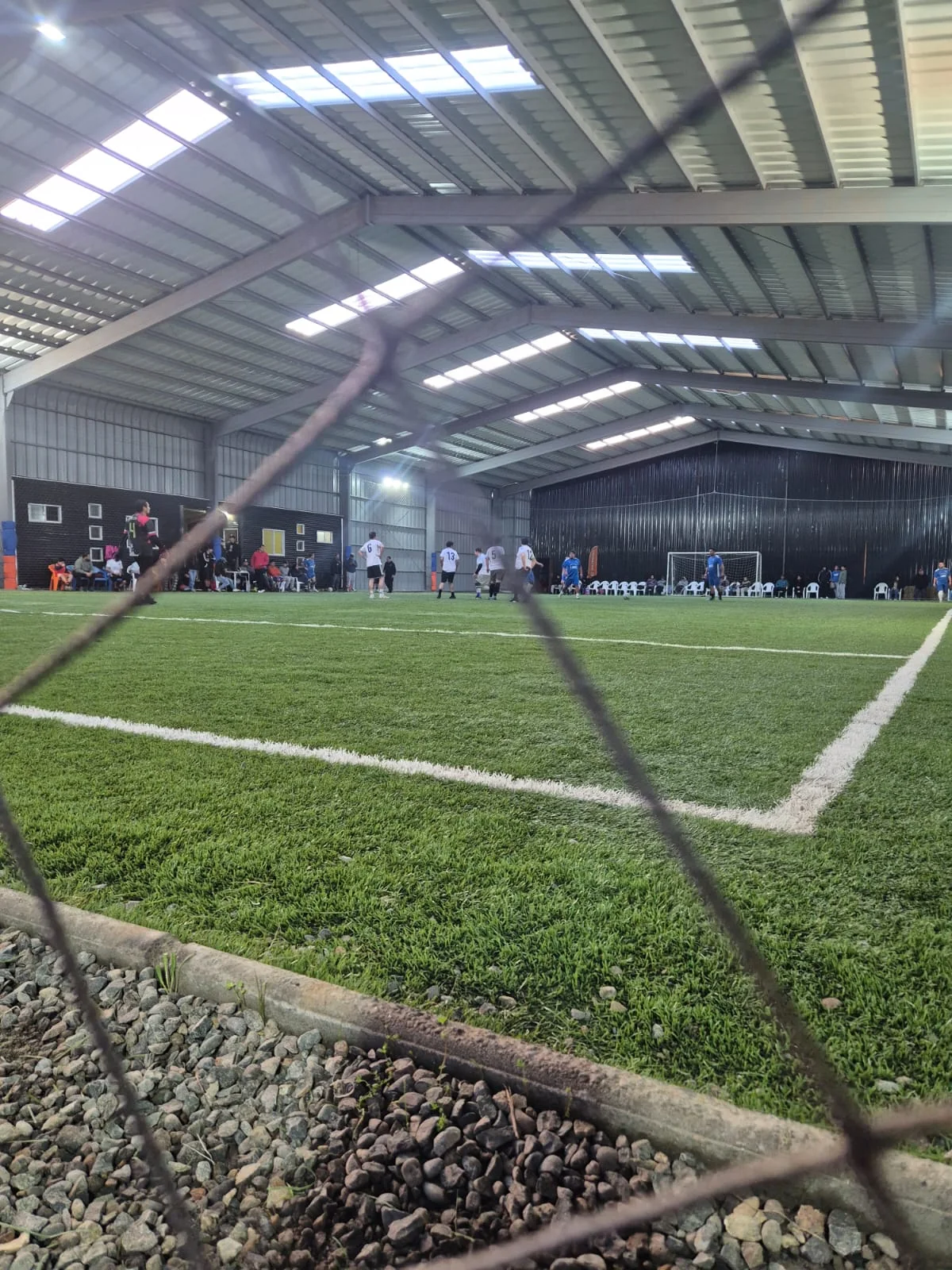 Partido de fútbol junto a la línea de cancha en Club Bahía Sports