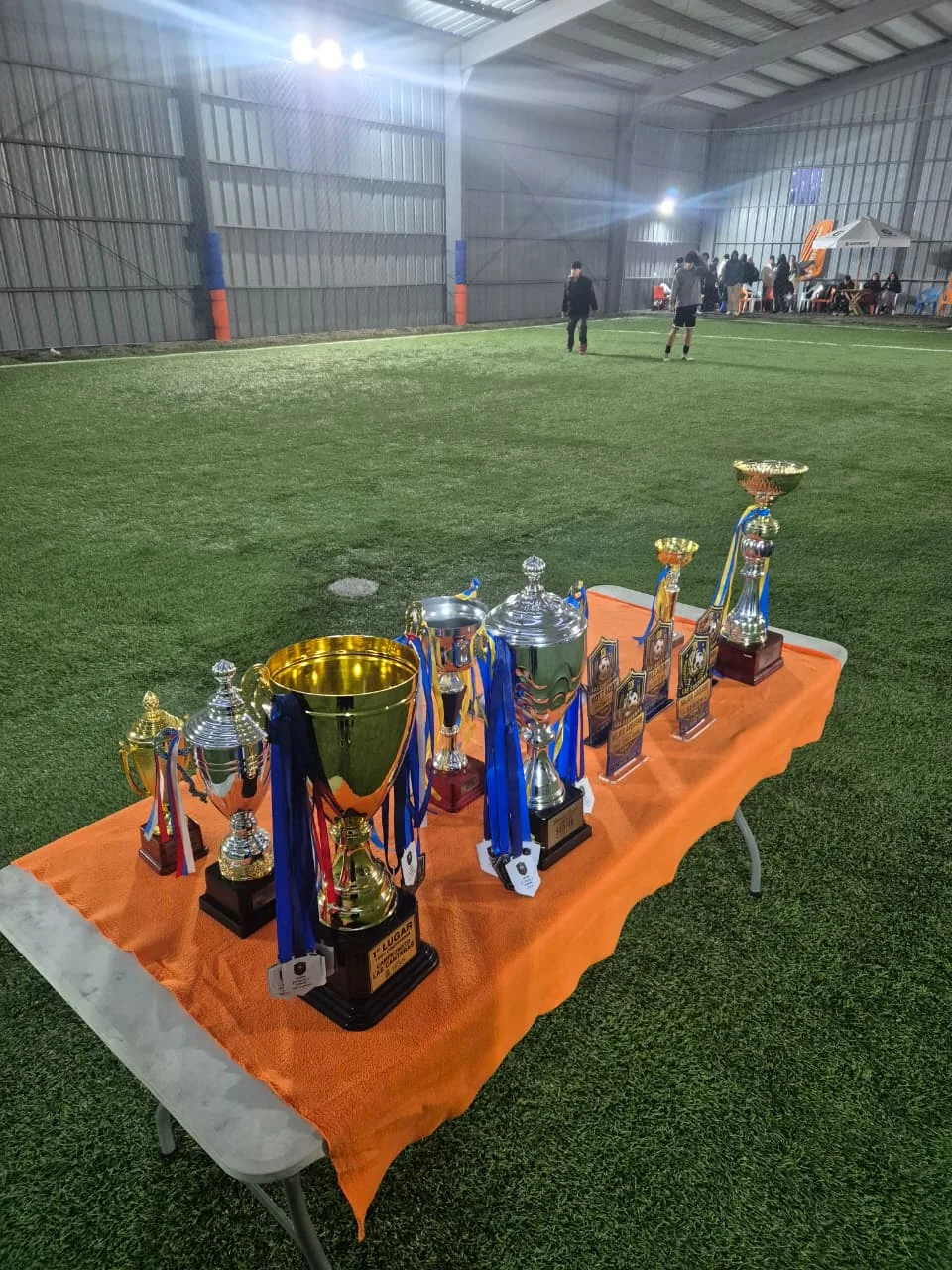 Trofeos de una competencia realizada en Club Bahía Sports