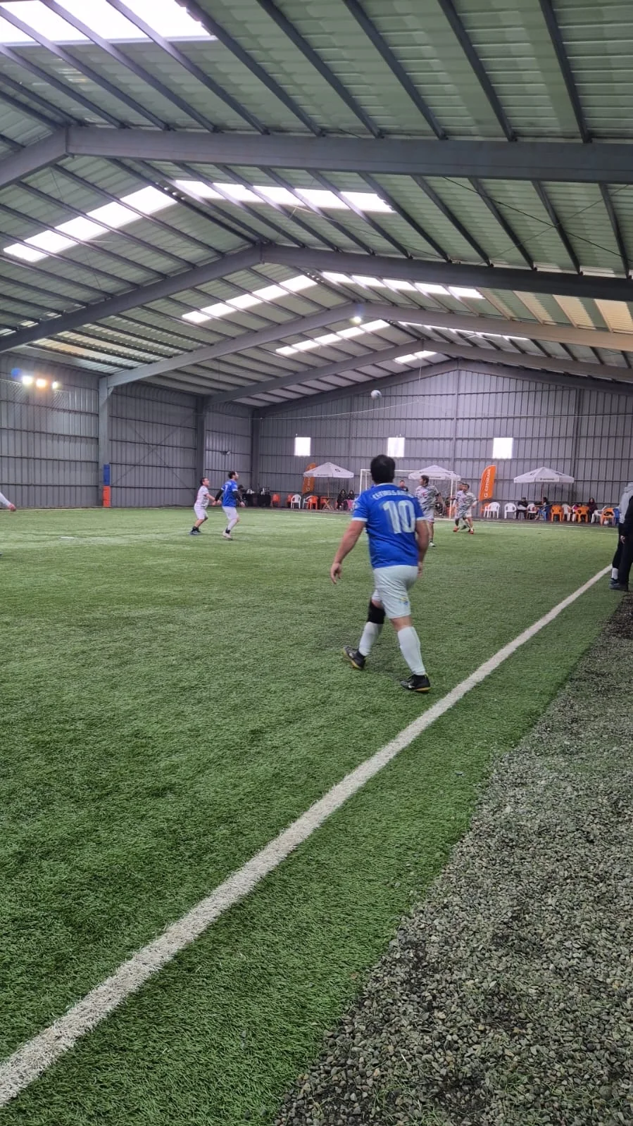 Jugador durante una competencia de fútbol en Club Bahía Sports