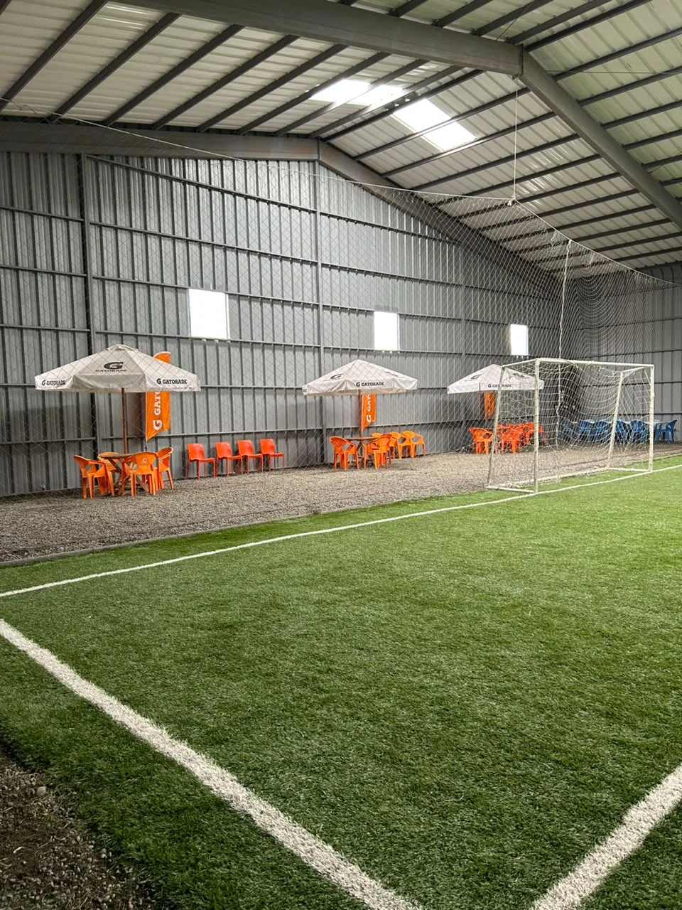 Cancha de fútbol 7 y zona de descanso
