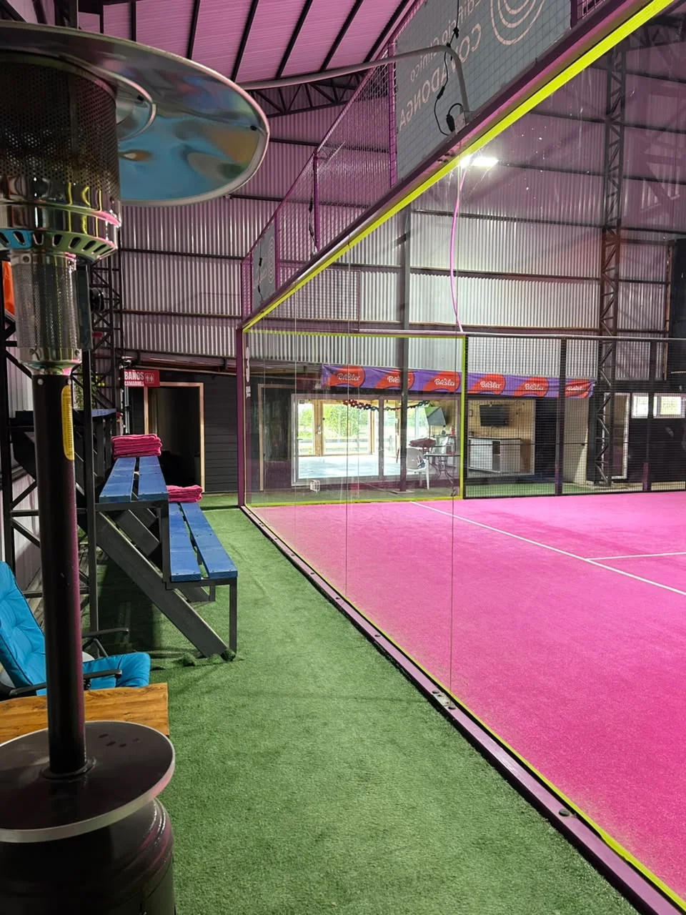 Cancha rosada de pádel de Club Bahía Sports