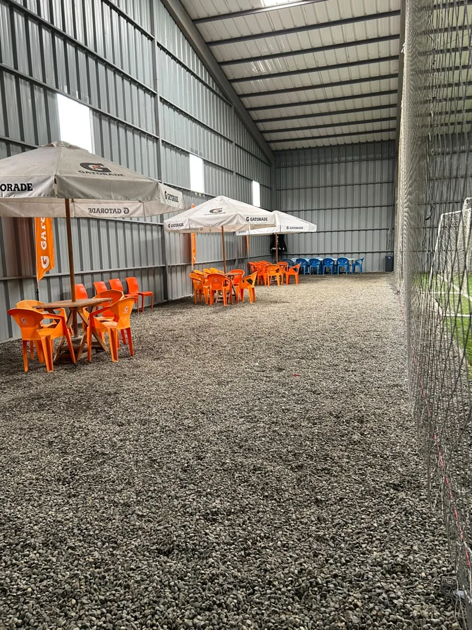 Espacio para compartir junto a las canchas