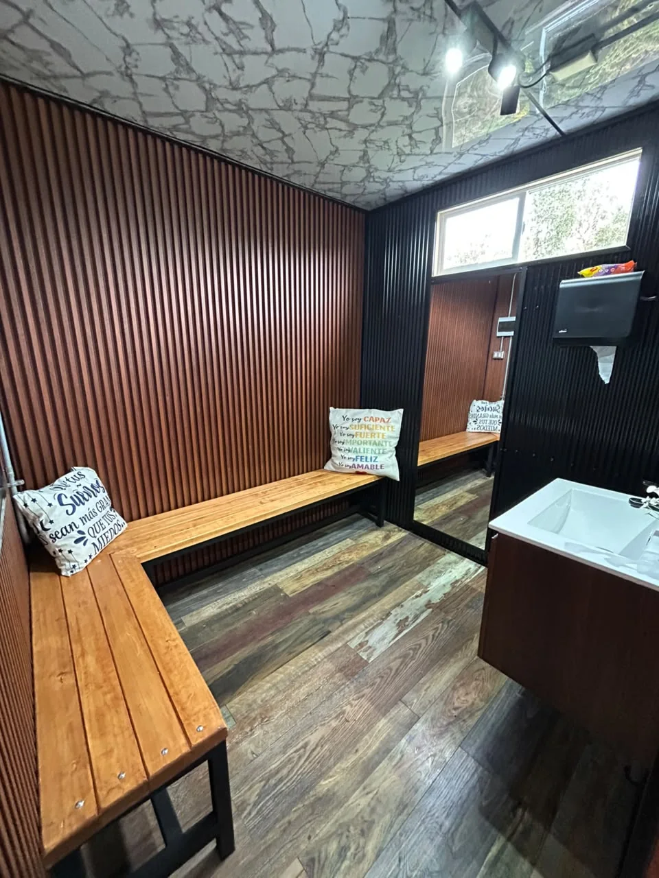 Interior de camarines de Club Bahía Sports